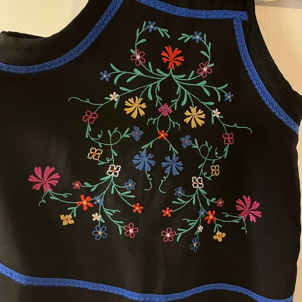 Black tank top! - Picture 2 of 4